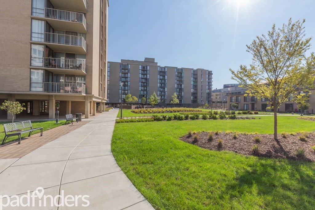 communityriver_watersidetowers_2018_courtyard1_rlv
