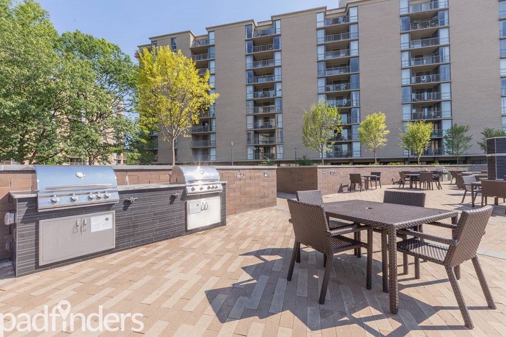 communityriver_watersidetowers_2018_courtyard2_rlv
