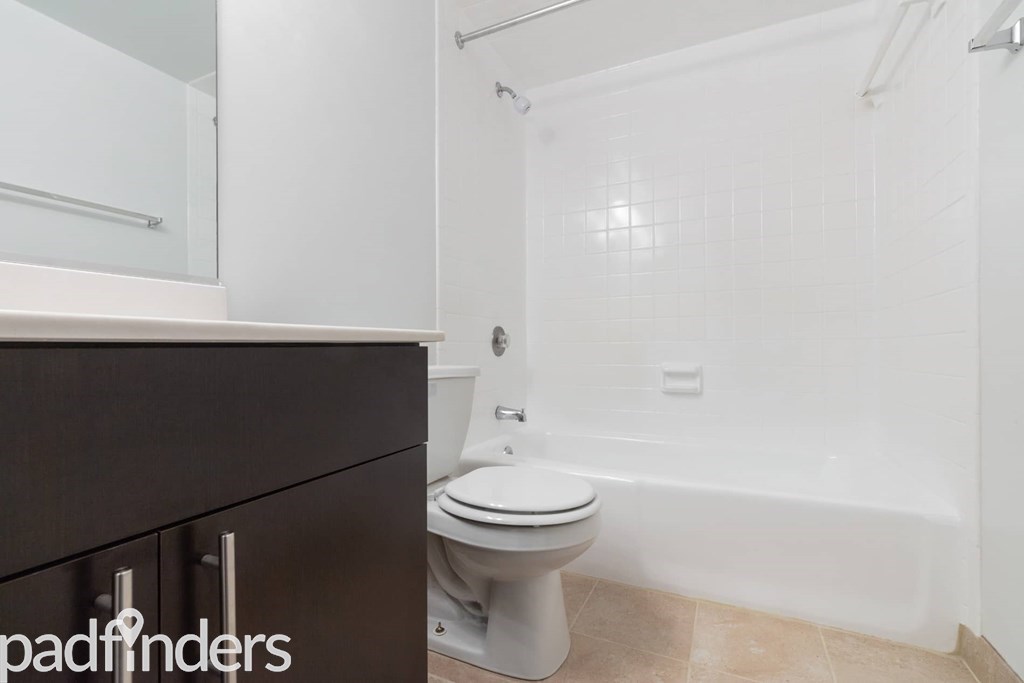 apartmentriver_watersidetowers_unit204_building901_a1-w_2018_bth1_rv