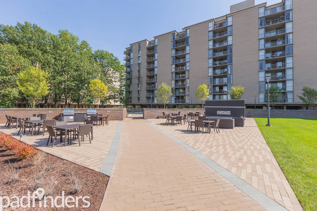communityriver_watersidetowers_2018_courtyard4_rlv